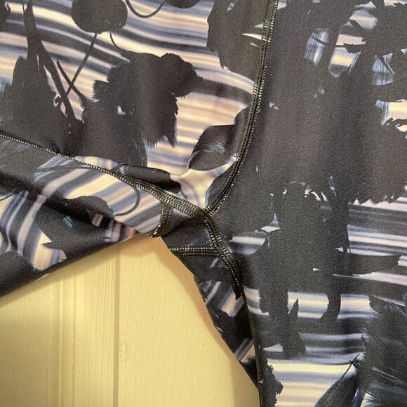 Fabletics Women's EUC Blue Blurred Floral Striped Salar Powerhold Leggings Large - Picture 6 of 7